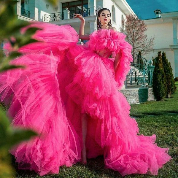 Abiti da ballo alti e bassi rosa gonfio Corsetto monospalla Abito da sera celebrità in tulle a strati Corto davanti Lungo dietro Abiti da sera formali Abiti da cerimonia speciali per ragazze da donna