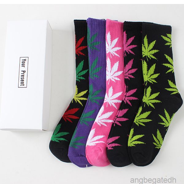 

2022 new 5 pairs of autumn and winter maple leaf socks pure cotton men's and women's boxed sock 3b, Black