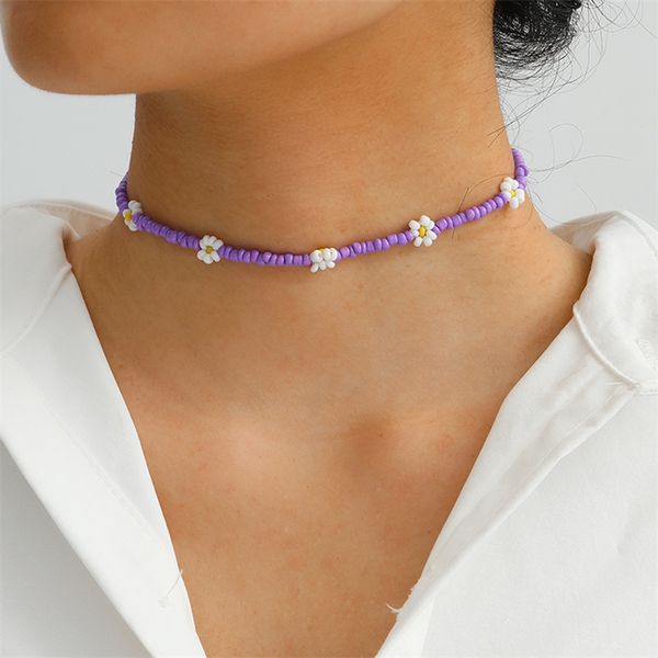 Collana da donna semplice con perline a contrasto di colore dolce e fresco, fiore intrecciato, perline di riso, colore