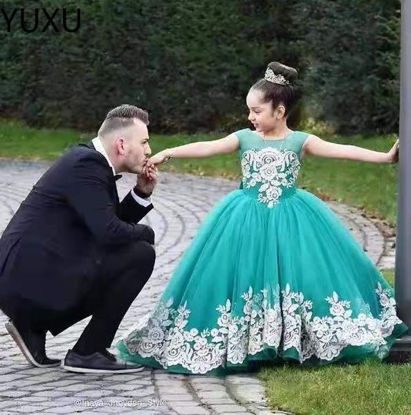 2022 Elfenbein Vintage Blumenmädchenkleider Baby Kleinkind Kleinkind Taufe Kleidung Satin Ballkleider Geburtstag Party Kleid Maßgeschneiderte Puffärmel mit Schwanz