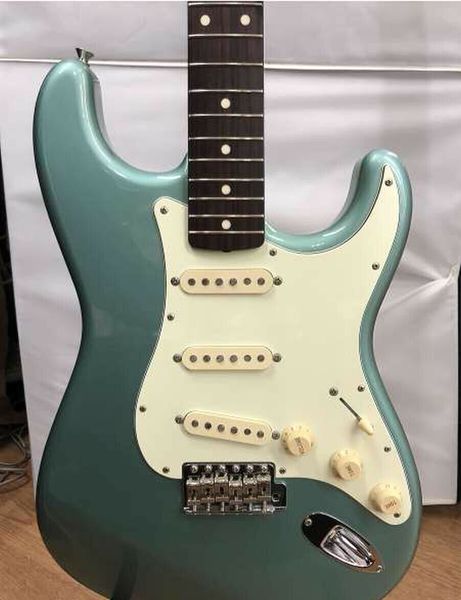 

st electric guitar #12194 same of the pictures