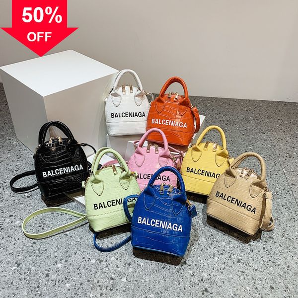 

2022 new one portable msenger fashion pop cargo large capacity letter pattern fashionable retro women's totes shoulder bag