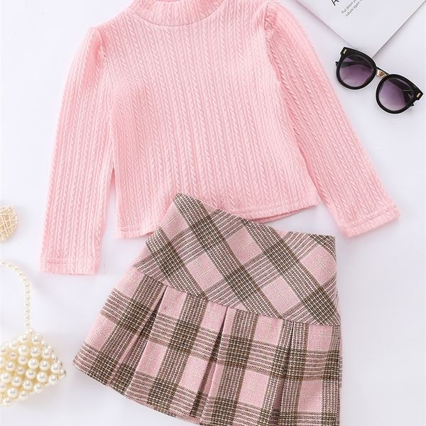 

the little girl's plain little high collar coat and plaid pleated skirt she, White
