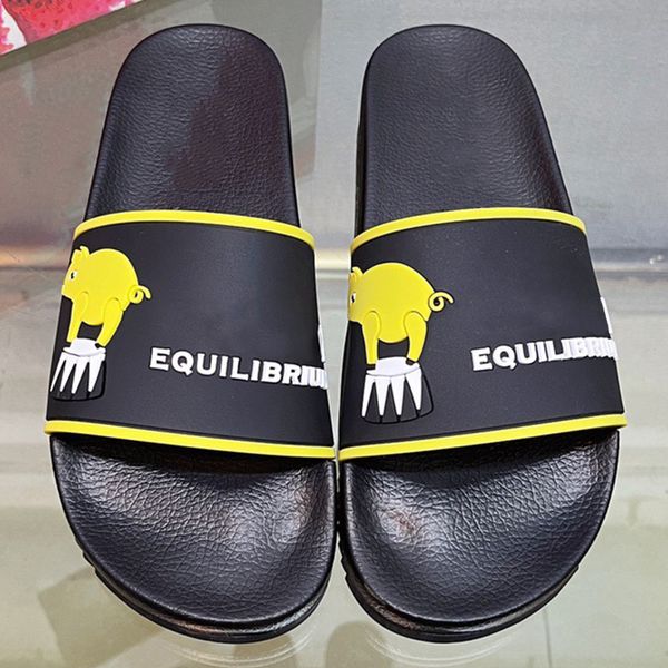 Novos homens famosos chinelos de marca Sandals Upper com logotipo da marca e padrões de desenhos animados para destacar o charme lazer solto piscina confortável praia lúcla