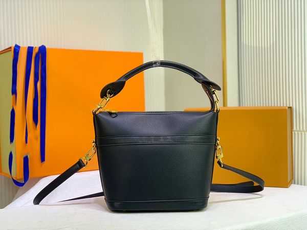 

popular designer shoulder bag for men and women leather leisurely fashion