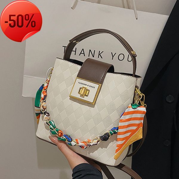 

luxury designerfashion lingge small female 2022 new fashion versatile one shoulder messenger net red portable princess bag