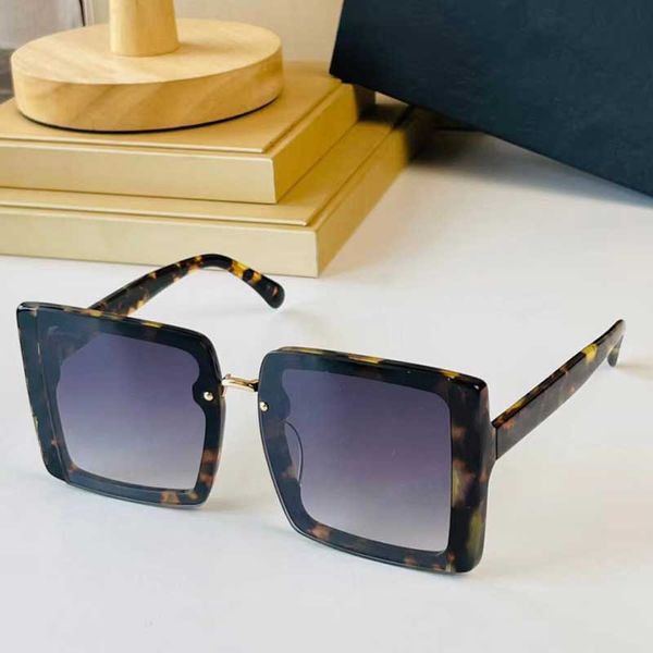 

Oversized Ladies Sexy Sunglasses 7056 Luxury Brand Noble Style Letter Logo Square Frame Self Driving Travel Beach UV400 Mens Glasses