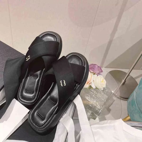 

small fragrance bread cross belt slipper 2022 summer new flat bottom thick bottom leisure comfortable women wearing slippers outside, Black