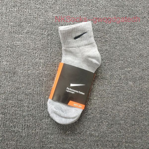 

fashion men's classic socks 3 pairs of 1 card hook brand designer versatile sports sock men women luxury wear medium short sportsocks y, Black