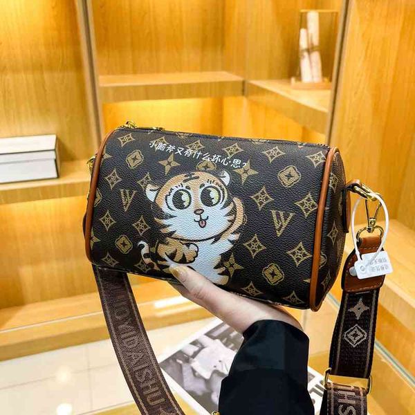 

2022 factory wholesale new net red cylinder tiger bag female fashion old flower winter small fragrance single shoulder messenger bag