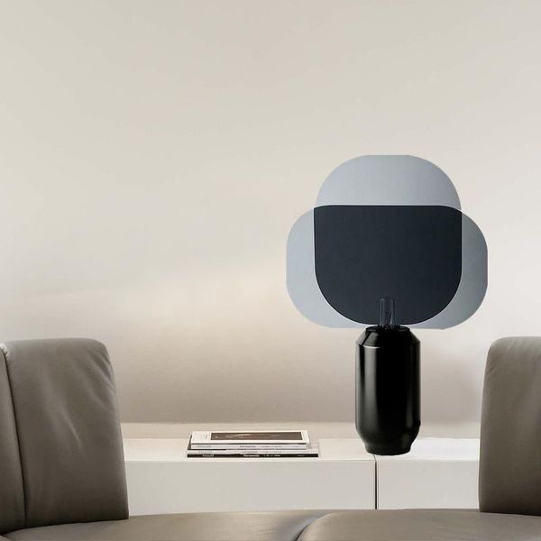 Lampade da tavolo Lampada moderna minimalista Acrilico Personalità creativa Sala espositiva Soggiorno Camera da letto Lampada decorativa nera da tavolo