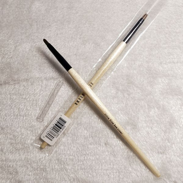 Макияж щетки Профессиональная длинная древесная ручка с прямой синтетической волосы Ultimate Precision Slim тонко коническая ультра -тонкая щетка для глаз Q240507