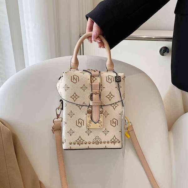 

factory outlet deals 2022 new printed shoulder rivet small square bag fashion foreign style messenger mobile phone case bag