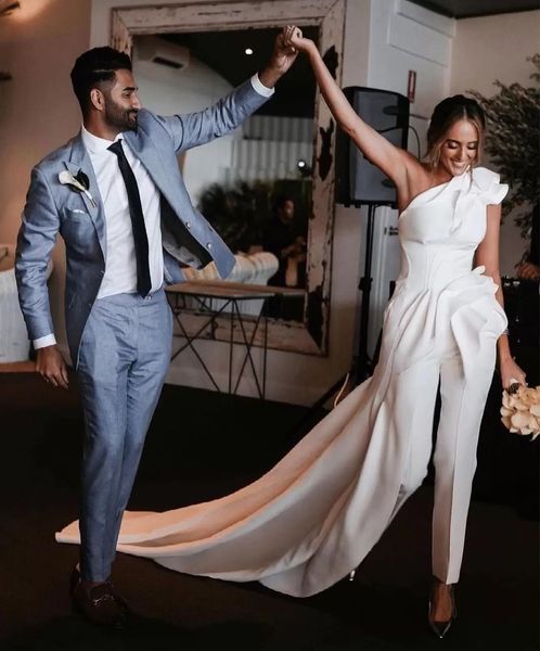 2022 Moderne One-Shoulder-Jumpsuits Hochzeitskleid für die Braut Lange Schleppe Landhochzeitskleider gerüscht schlicht Elfenbein Satin Braut-Elopement-Kleider nach Maß