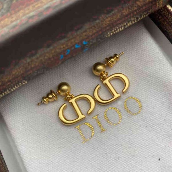 

2022 new fashion trend versatile female temperament design sense earrings, Golden