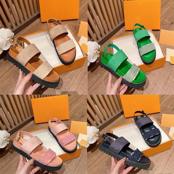 Дизайнерские сандалии женщины Paseo Flat Comfort Sandal Calf Tearn Style Summery Mono Gram Denim Graphic Signature Gold-Bugle Rubber