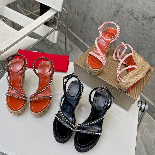 Sandalen mit schrägem Absatz für Damen-Designerschuhe, spitz zulaufender Spike, Nageldekoration aus echtem Leder, schmale Keilabsatzschuhe, hochwertige 12-cm-Sandale mit hohen Absätzen