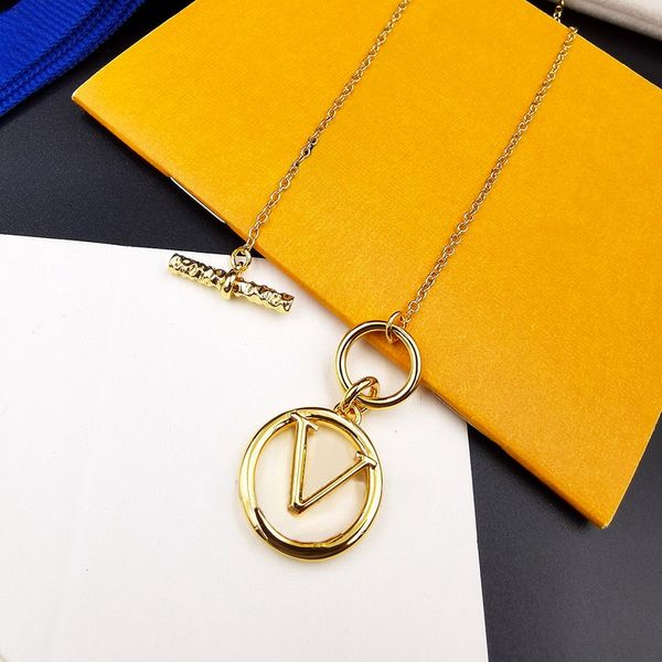 

europe america designer fashion style necklace lady women gold-colour pendant necklaces hardware engraved v initials pendant jewelry sets lo, Silver