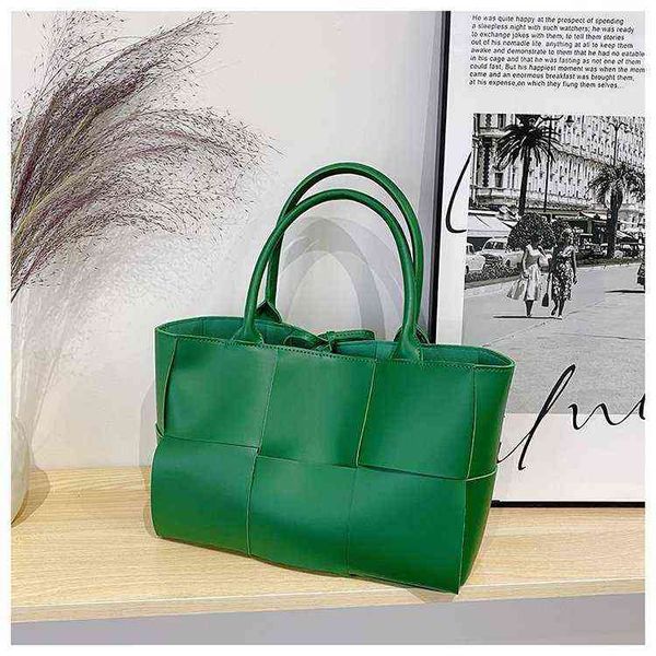 

xcmy 2022 new woven small hand carrying net red fashion portable messenger korean women's bag