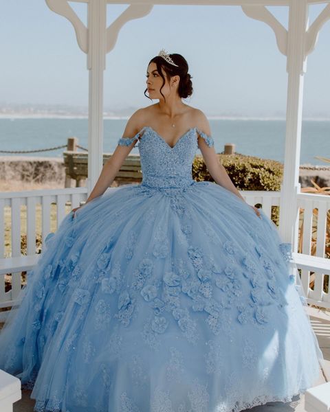 Abito Quinceanera azzurro cielo 2023 Fiori 3D Perline Pizzo Tulle Puffy Sweet 16 Abiti Vestidos De 15 Anos Corsetto con lacci Indietro Spalle scoperte Principessa Charro messicano