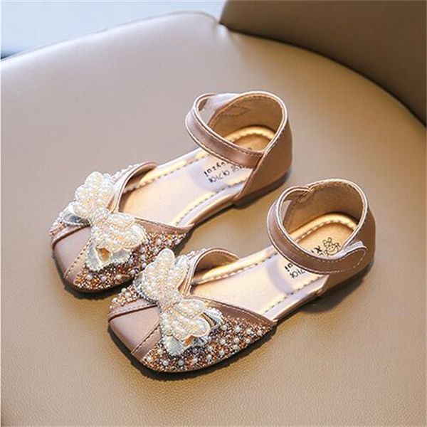 Girls Shoes Sapatos de Verão 2022 New Girl Metade Sandal Senhoras Baotou Pearl Bow Moda Princesa Cristal Sapato Sole Macio Sola Confortável Mulheres Childs