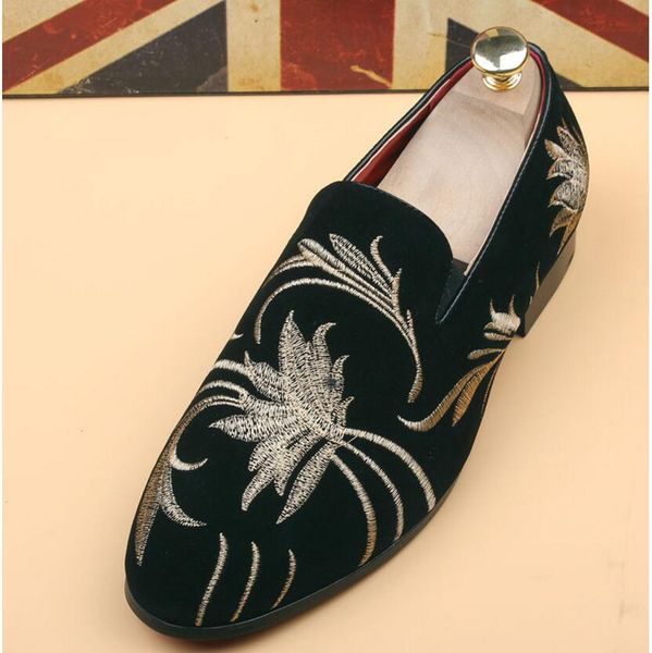 Designer-Promozione Nuova primavera Uomo Mocassini in velluto Scarpe da sposa per feste Stile europeo Pantofole in velluto nero ricamato Guida mocassini AXX709