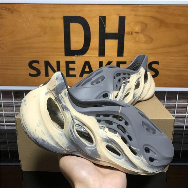 

2022 men designer foam runner sandal mens summer indoor pantoufle outdoor non-slip slippers moon grey onyx slides womans fashion beach flat, Black