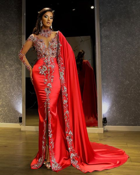 Rote Langarm-Meerjungfrau-Arabisch-Abschlussballkleider mit Cape 2022, Spitzenstickerei, Perlen, sexy Schlitz-Kaftan, marokkanische Abendkleider