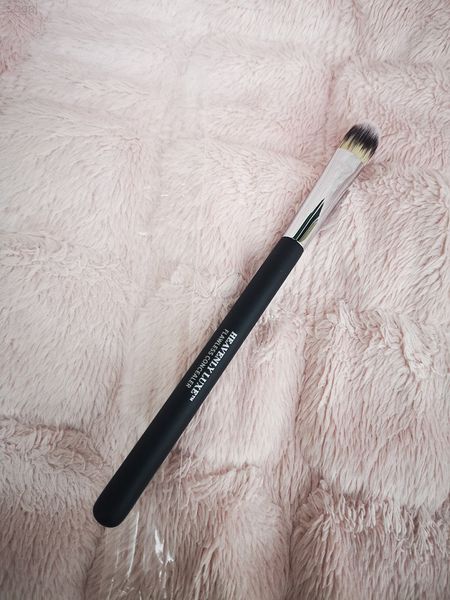 

heavenly luxe flawless concealer brush flat eye shadow based creamy concealed primer makeup brush pore imperfection coverage beauty brushes