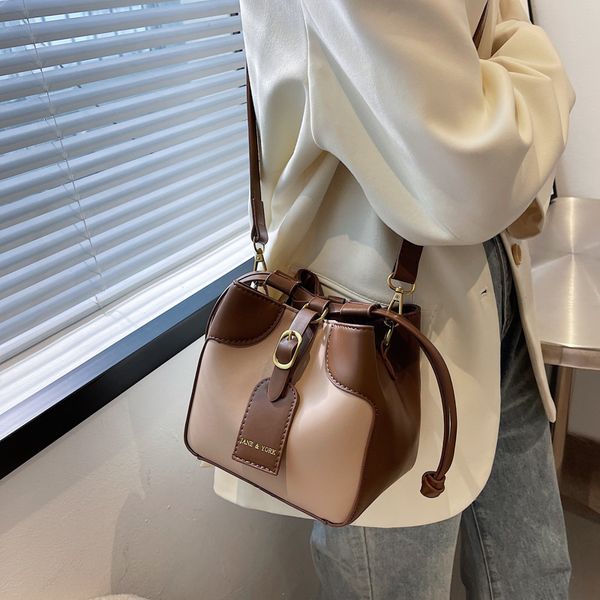 

designer bag shoulder crossbody bag with contrast color and cucket simple 22cm