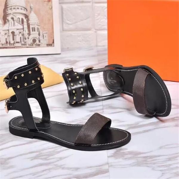 2022 Sandali di lusso Designer Fashion Stivali alti alla caviglia sexy Rivetto classico Lady Gladiator Sandalo piatto Scarpe da donna estive Pantofole da spiaggia da donna