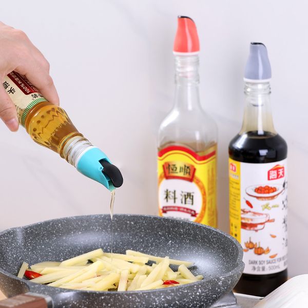 Guarnizioni per bottiglie di condimento da cucina con bocca di bottiglia di olio sigillante controllabile coperchio rotante tappo di vino rosso a prova di perdite in silicone