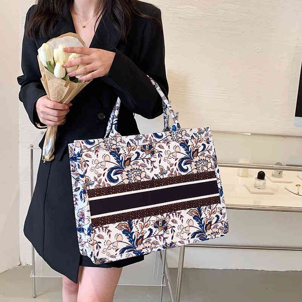 

2022 popular new printed pattern portable large and small embroidery thread women's fashion temperament messenger leather shoulder bag