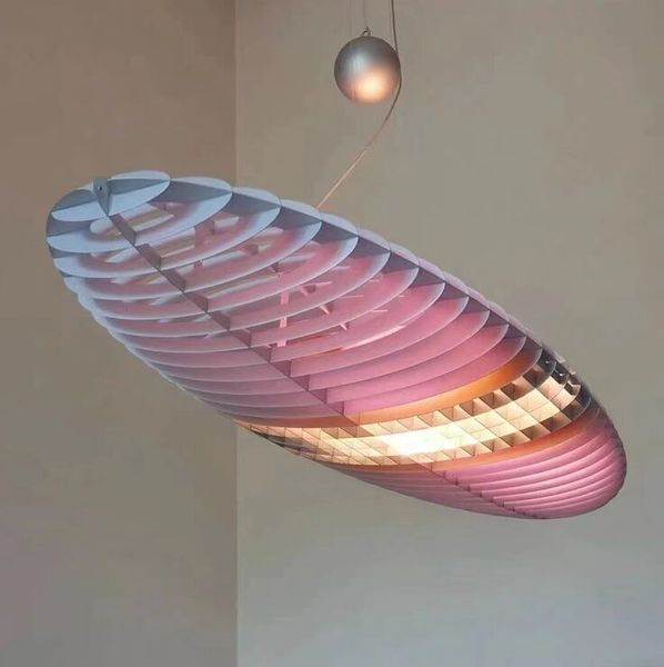 La lampada a sospensione in alluminio del ristorante creativo italiano Morden illumina la decorazione del soggiorno con filtro colore ovale di personalità