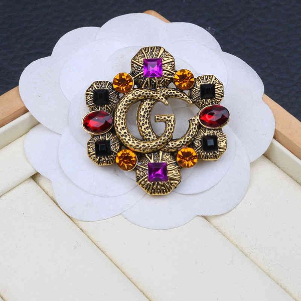 

2023 designer new fashion jewelry simple crystal brooch with label brooch, Gray