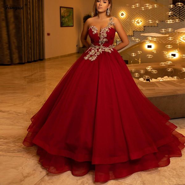 2022 Abiti Quinceanera rosso scuro affascinante sexy Una spalla Appliques di pizzo oro Perline di cristallo Abito da ballo Puffy Tulle Plus Size Abiti da sera da ballo