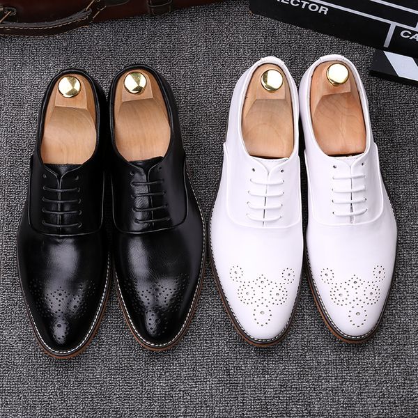 Homens de moda de moda Sapatos de brogue no noivo vestido de noiva de renda oxfords sapatos cavalheiros preto branco genuíno calçado de couro genuíno calçados