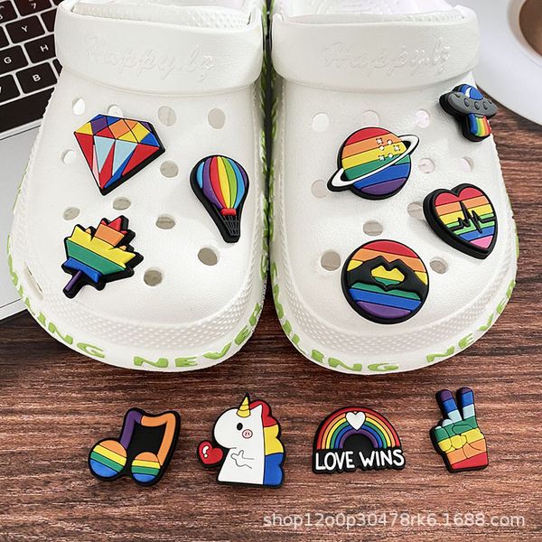 Jibbitz Regenbogen-Krokodil-Schuhanhänger für LGBTQ, Lesben, Gay Pride, stolze Liebe, Frieden, Clog-Sandalen, Schuhe, Dekorationen für Mädchen und Frauen, Partygeschenk