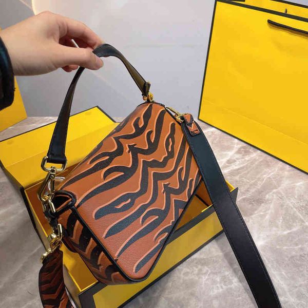 

women luxurys designers designer shoulder bag women tiger pattern baguette leather crossbody bags flap totes check thread purse double lette