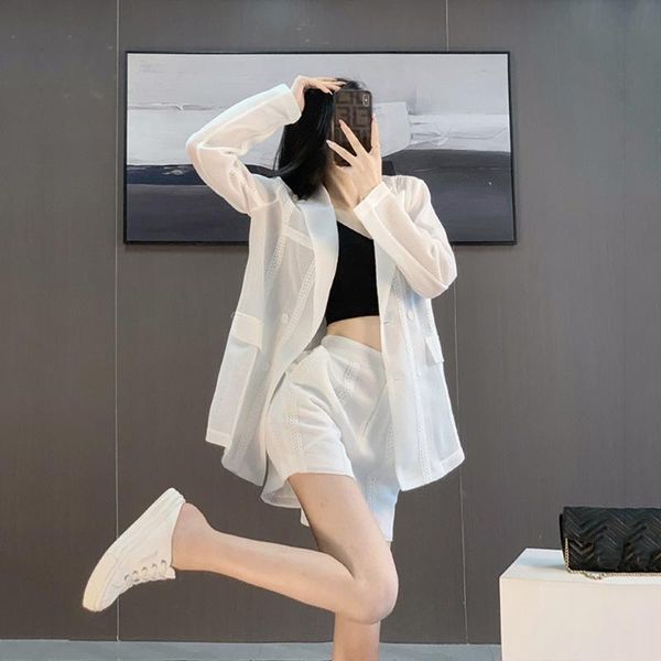 Женские спортивные костюмы повседневные шорты Summer Thin Thin 2022 Прозрачный двухсекцион белый с длинным рукавом модный темперамент, дамы с высокой талией.