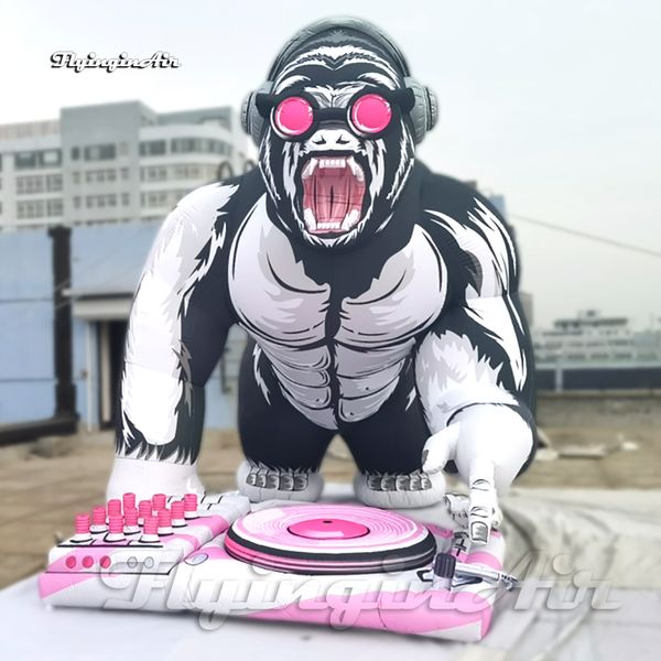 Gorilla gonfiabile gigante su misura del DJ della mascotte animale del fumetto con la cuffia per la decorazione del partito della discoteca e della fase di concerto