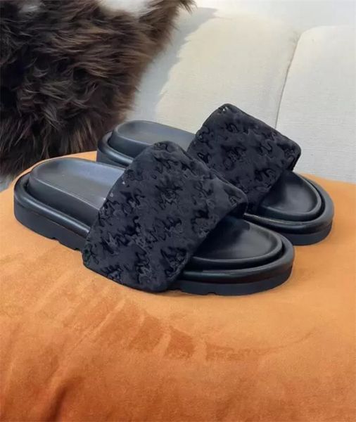 

three-dimensional embossed slippers silk embossed logo lightweight men's slippers women's beach slippers large size 35-46, Black