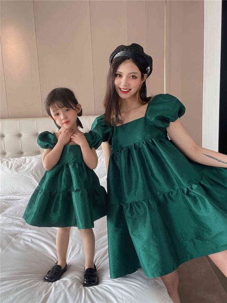 Green Bubble Abito genitore-figlio Abiti coordinati per la famiglia Vestiti Neonate Mamma Abito da principessa Moda Estate Donna Bambini Costume AA220326