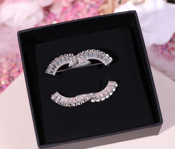 2022 Broche de charme de alta qualidade com diamante de cristal banhado a platina para mulheres joias de casamento presente com carimbo de caixa PS4218A