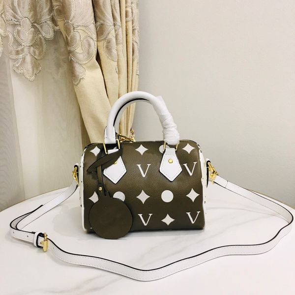 

classic fashion designer shoulder bag lady designer goes shopping high volume handbag leather luxury brand interior compartment mother and b