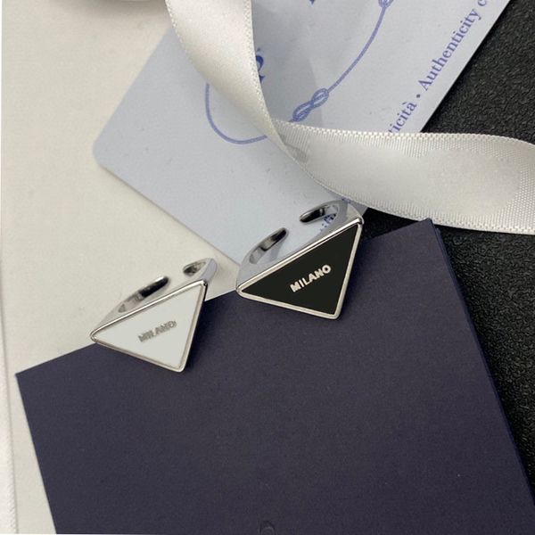 Anello aperto di lettere di triangolo di alta qualità con francobollo da donna lettere da ragazza per la festa di regalo Nero bianco