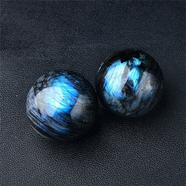 Meditazione curativa Reiki con sfera di cristallo labradorite blu intenso con supporto