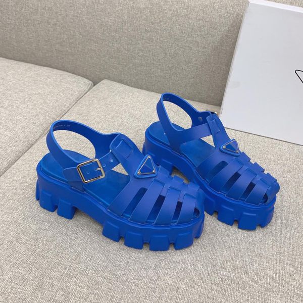Mavi Monolith Platformu Gladyatör Kauçuk Sandalet Üçgen Logo Pürüzsüz Deri Ayakkabı Kadınlar Için Lüks Tasarımcı Ayak Bileği-Kayış Tıknaz Lüks Casual Flats Fabrika Ayakkabısı