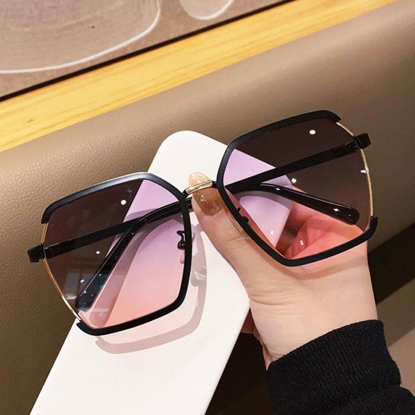 Designer de charme Óculos de sol Mulheres Praça de luxo para homens Grandes dimensões de chá branco Design de marca original Glasses Sun Moda Shades Eyewear