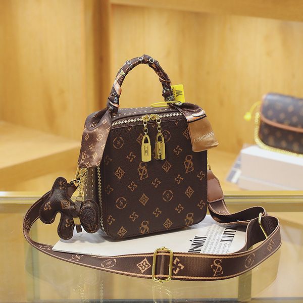 

wholesale ladies brand leathers shoulder bag sweet and lovely sequined handbag street personality square rivet messenger bags small fresh el